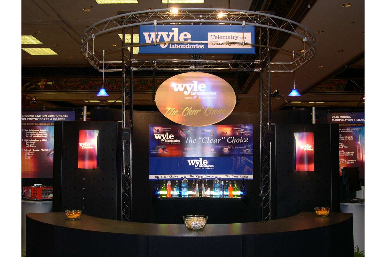 Display Grfx 11 : 20 x 40 trade show display with bar area for special events
