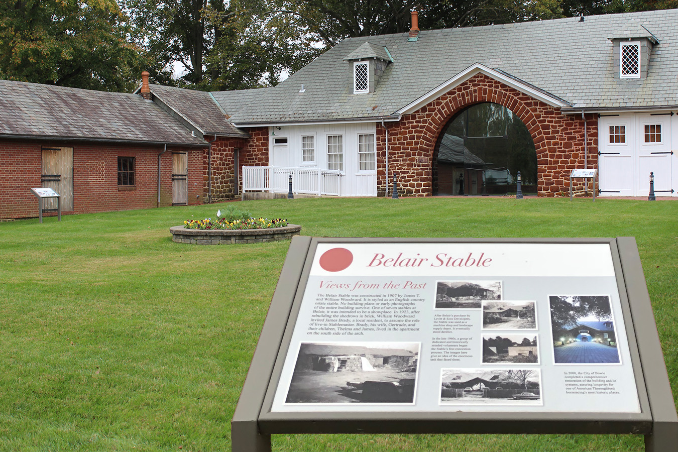 Belair Stable 3 : Waysides located in the courtyard tell the story of reconstruction and trainers